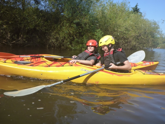  A los niños les encantan los kayaks 