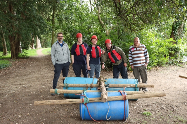  Orgullosos constructores de balsas