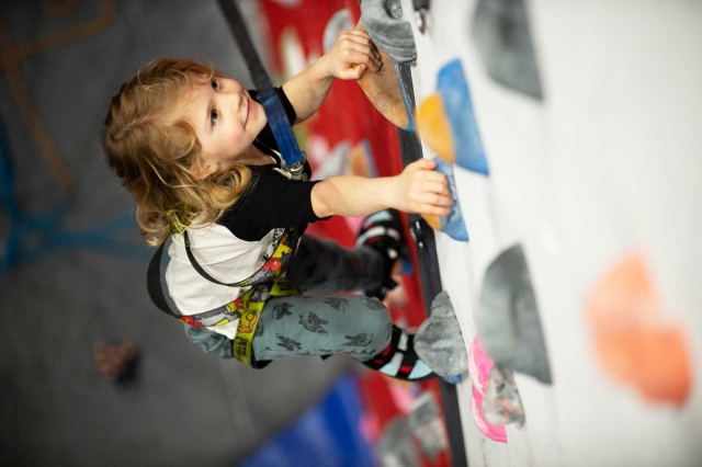 Promueve su desarrollo con actividades divertidas como la escalada 