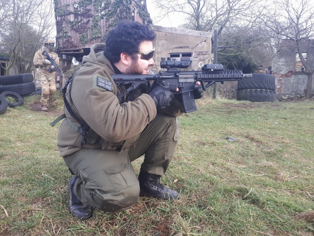 Disfruta de una experiencia real al aire libre mientras disparas con seguridad