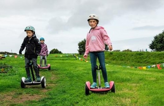  Jugar con mini segway 