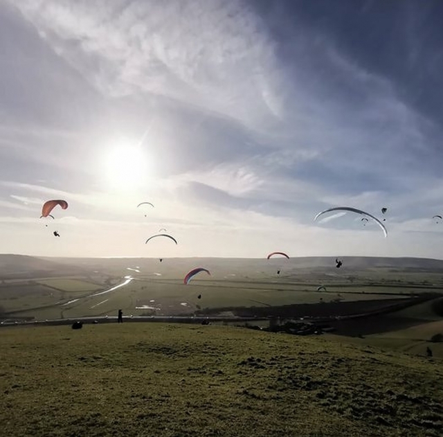 Un hermoso cielo con muchos parapentes 