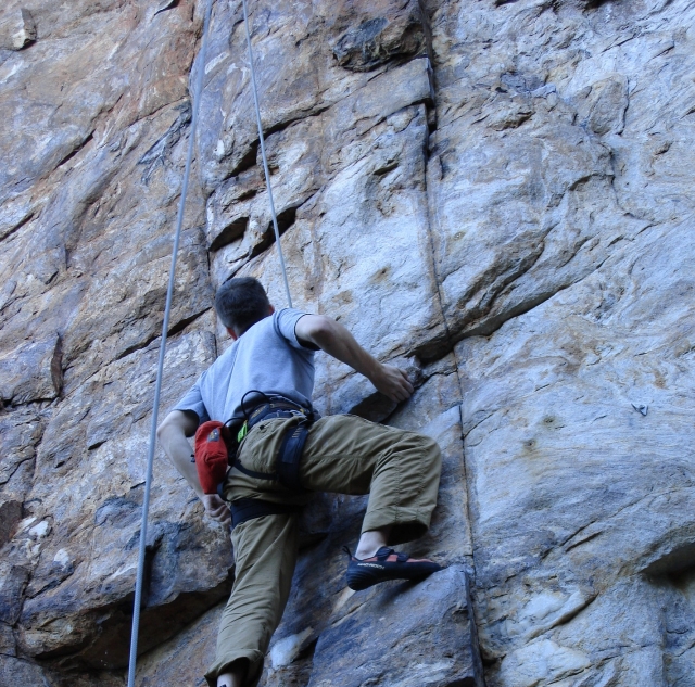 Sesión de escalada en roca de medio día para adultos en Ambleside