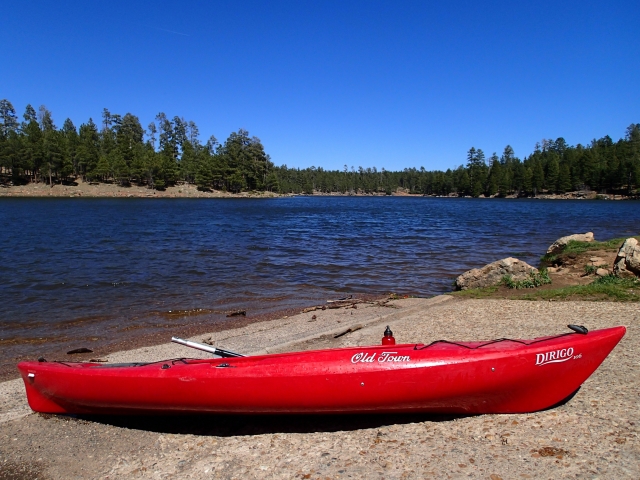 Barco kayak por la orilla