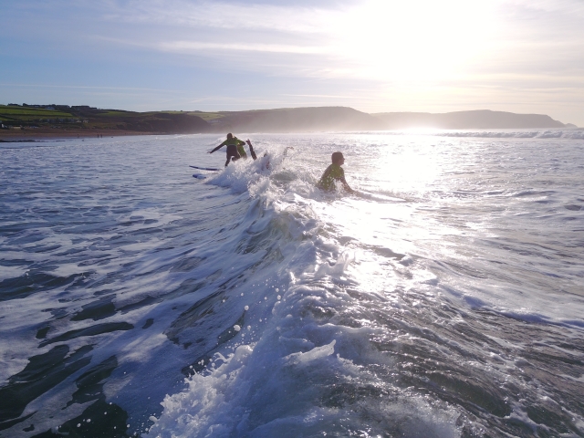 Surfear bajo el sol 