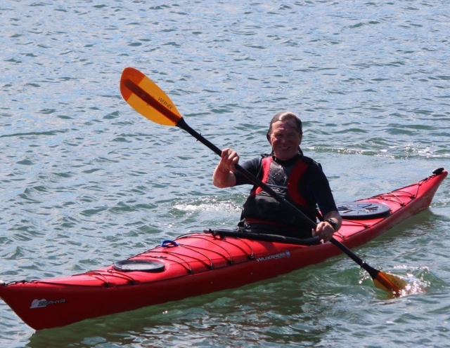 Disfruta su tiempo navegando en kayak