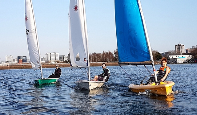 Simplemenle relajarse mientras se divierle