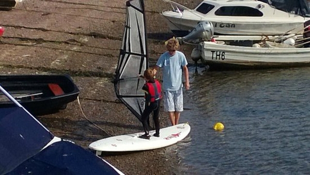  Guiando al pequeño windsurfista