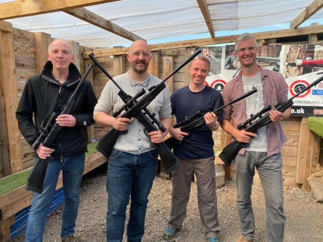  Clientes felices mostrando sus rifles 