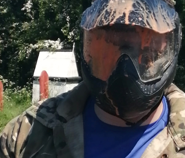  Un toque en el casco