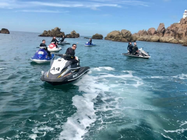  Divirtiéndose con amigos