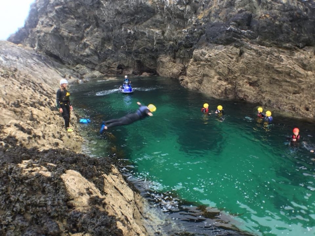 Explorando cueva escondidas 