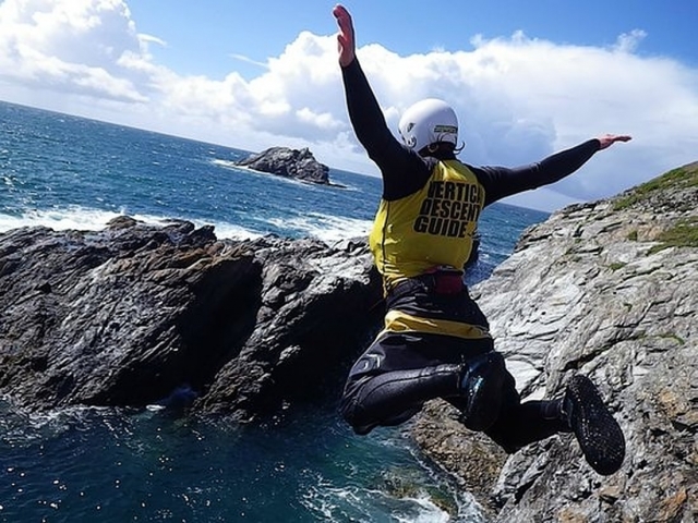  Saltando desde una roca alta 
