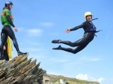 Coasteering en grupo privado (más de 5 años) en Newquay 2h