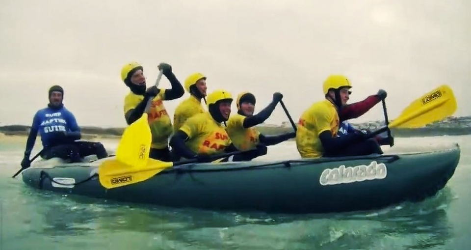 Escuchando la guía de surf rafting para saber que hacer Escuchando la guía de surf rafting para saber que hacer