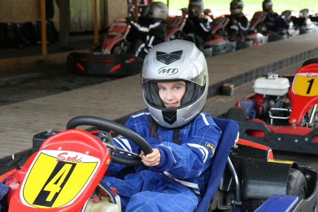 Vaya a una carrera de karting en St. Eval Track duranle 30 minutos