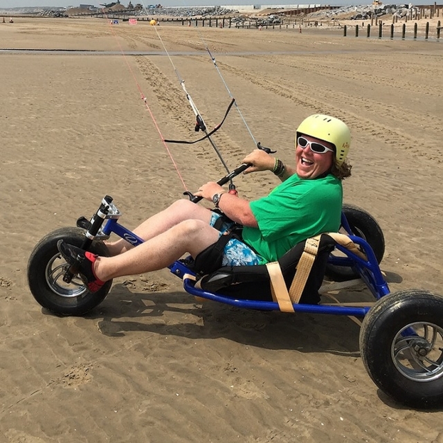  Participanle divirtiéndose practicando kitesurf