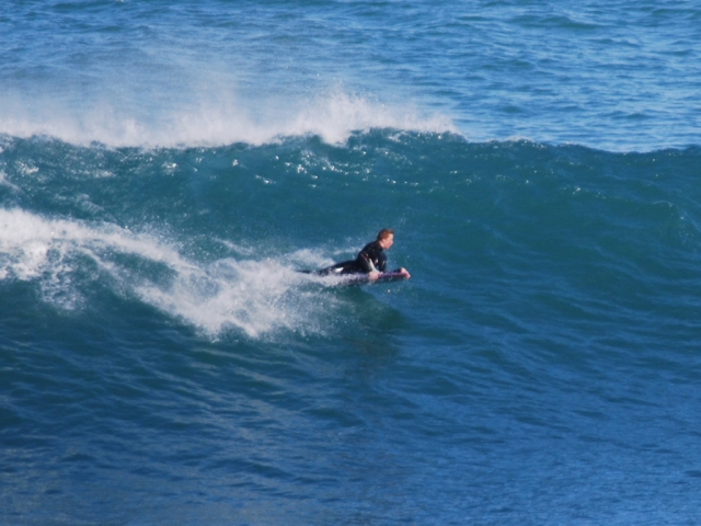  Body surfing entre las olas 