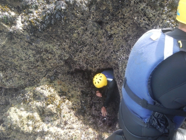 Explorando rutas de cueva