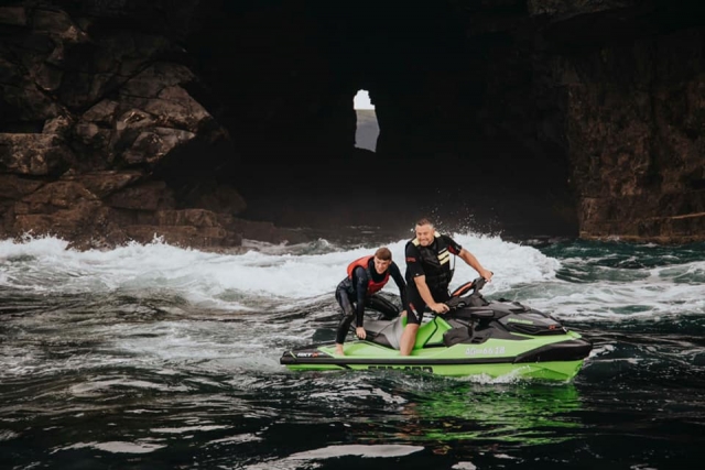  ¡La jet ski es para almas valientes! 