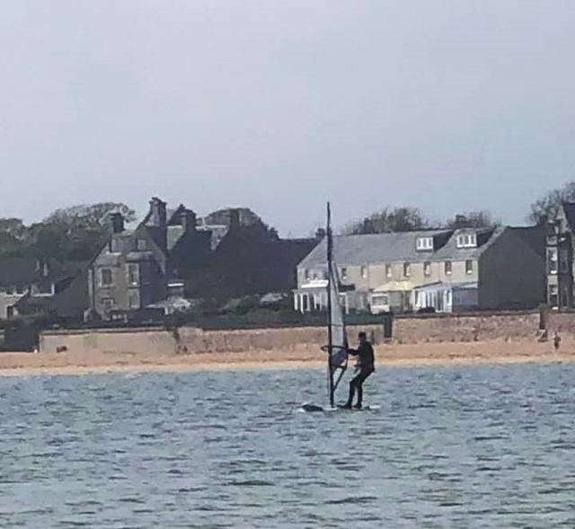  ¡El windsurf por sí solo es divertido! 
