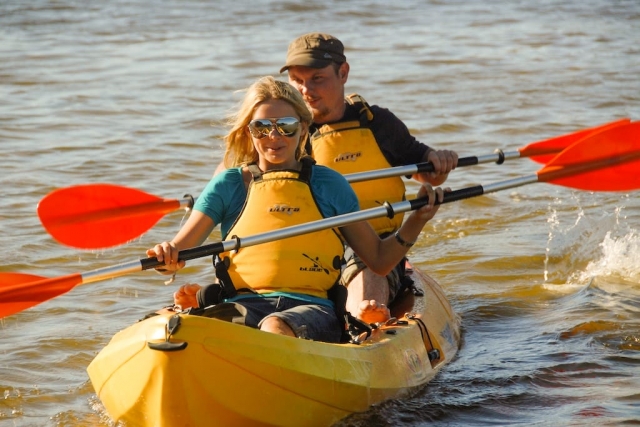 ¡El kayak en tándem es una experiencia divertida!