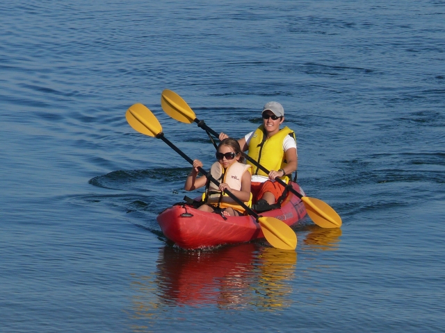 Navegando en kayak por la bahía