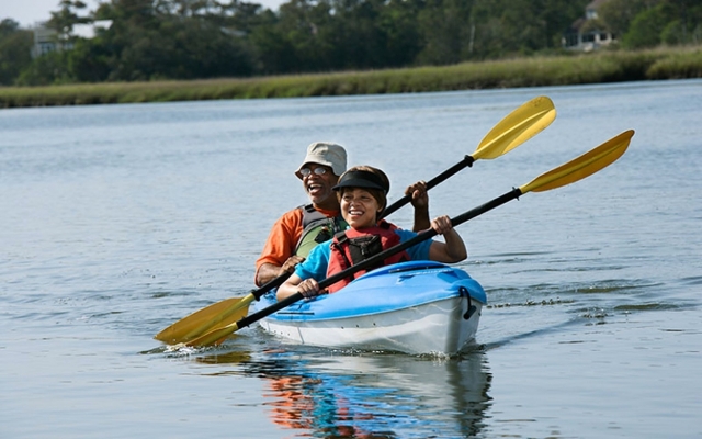 Una pareja apreciando el entorno