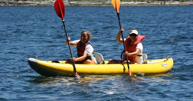  ¡Prueba a navegar en kayak con un compañero! 