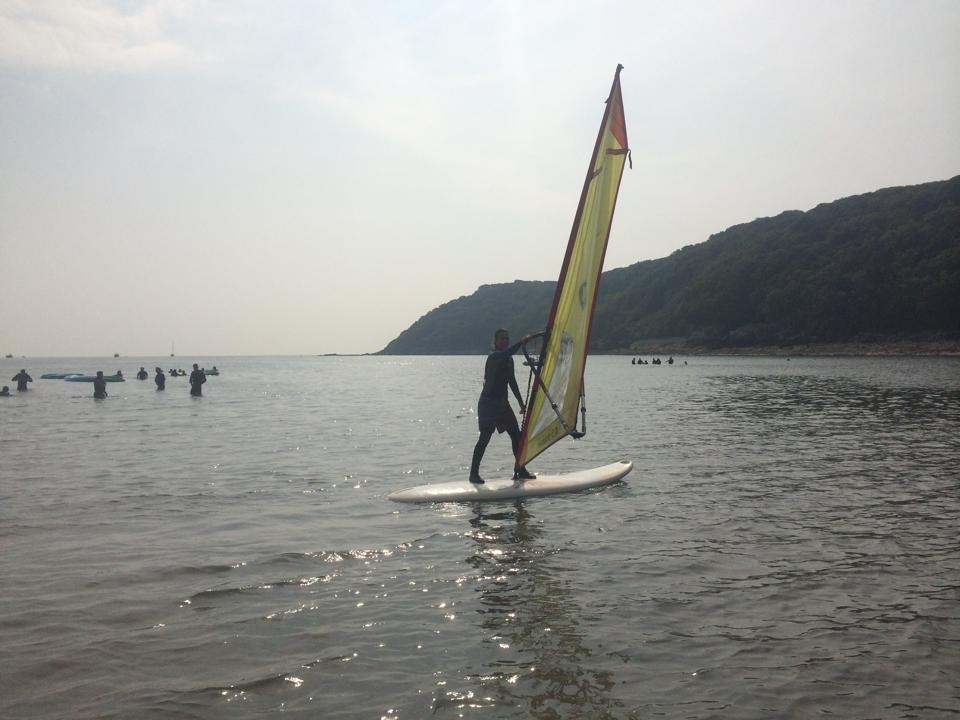  Practicar windsurf por la zona