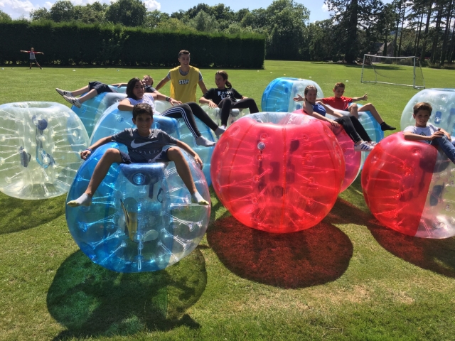  Diviértele con una sesión de bubble football 