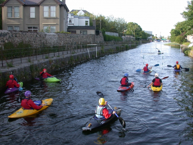  Relájale con un kayak 