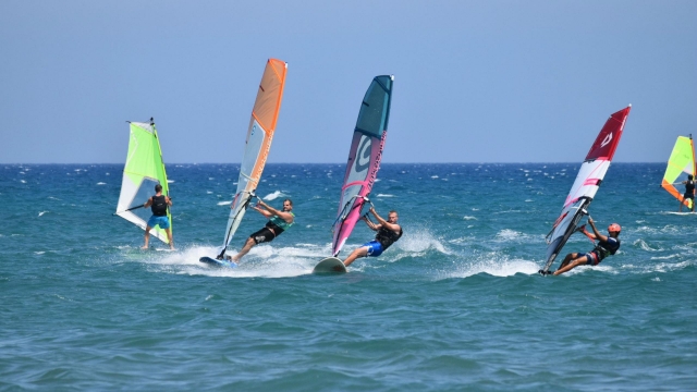  Un grupo de personas disfrutando del windsurf. 