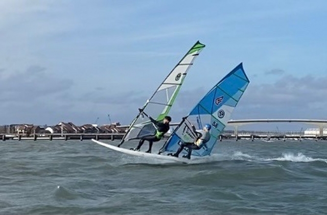  El windsurf es uno de los mejores deportes acuáticos que existen.