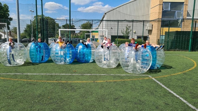A punto de jugar al fútbol burbuja