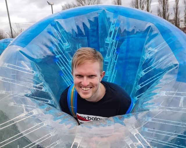  Hombre feliz dentro de la burbuja 