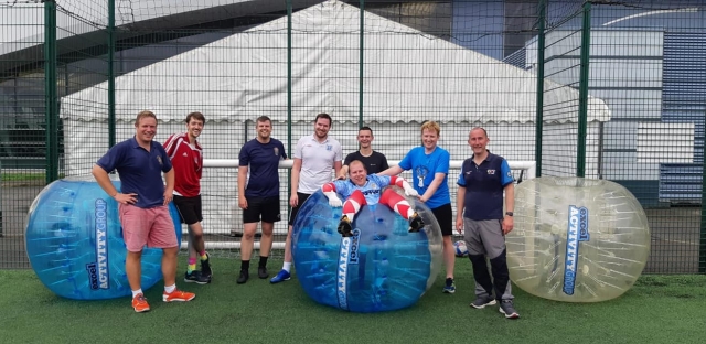  El fútbol burbuja es un juego de equipo 