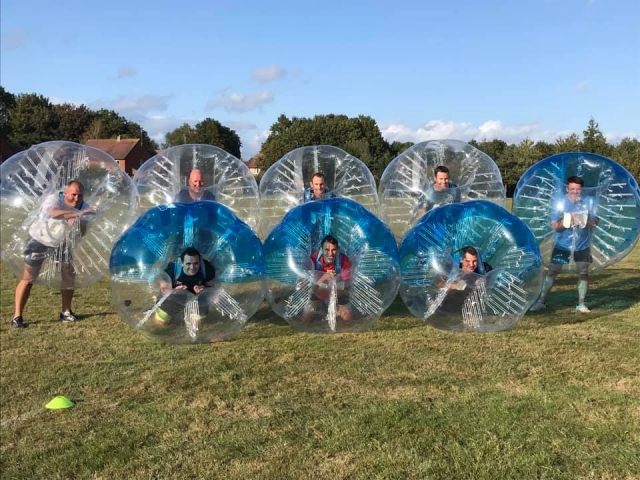  Felices participantes del fútbol burbuja 
