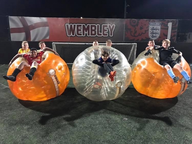  ¡De día o de noche, puede jugar al fútbol burbuja con nosotros!