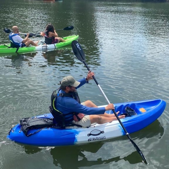  Mostrando habilidades en kayak 
