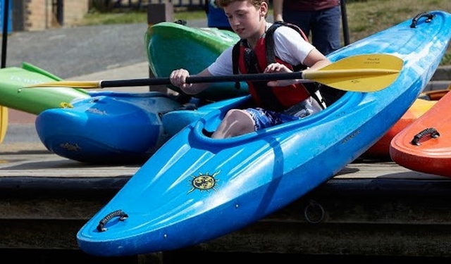  Preparándose para navegar en kayak en las aguas.