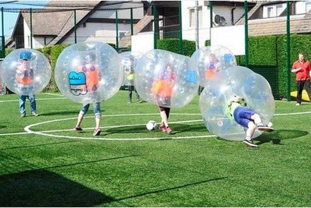  ¡Juega al fútbol burbuja con tus ses queridos! 