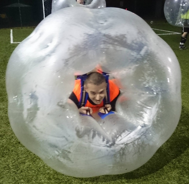  ¡Siéntele cómodo dentro de nuestras burbujas zorb! 