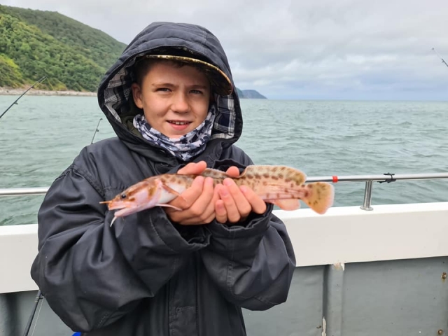  Un niño lindo con un pez pequeño 
