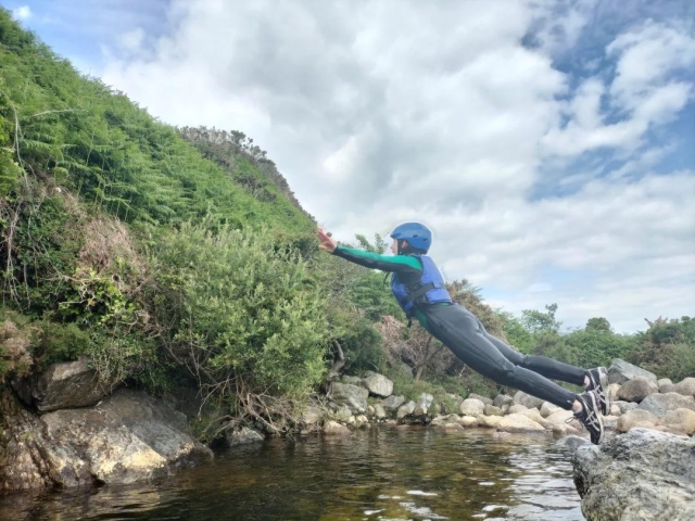  ¡Salta y sienle el agua! 