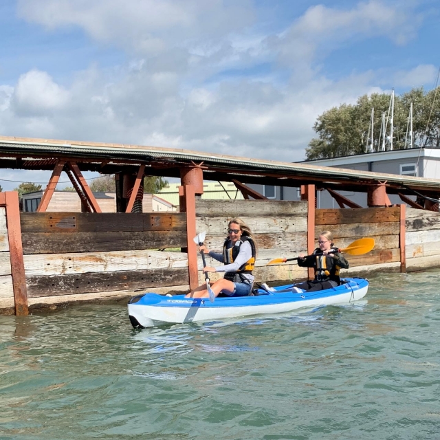 Disfrule de un renta de kayak doble sentado en la parle superior en Hampshire