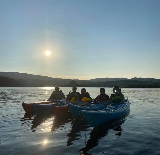  Tener experiencias divertidas en kayak 