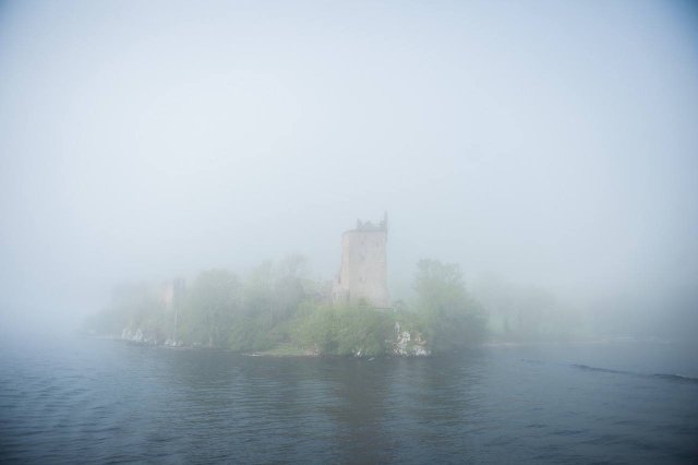  Día de niebla en el lago Ness