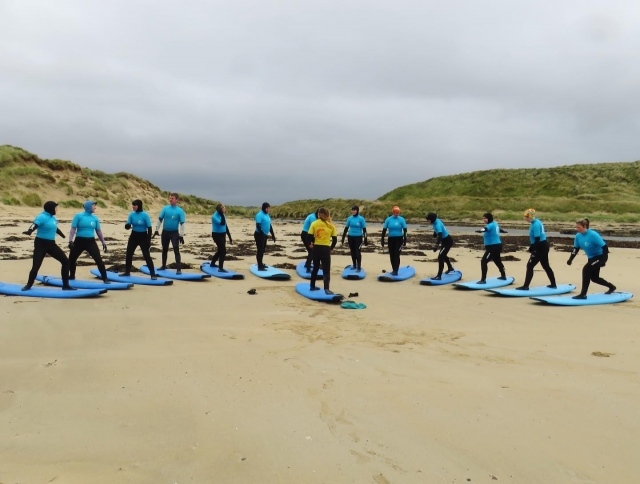  Grupo aprendiendo a surfear 