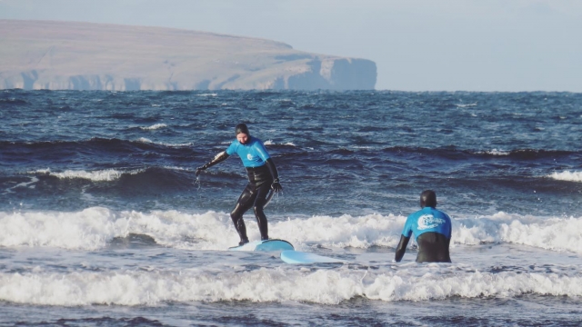  Aprendiendo a surfear con nuestras clases privadas 